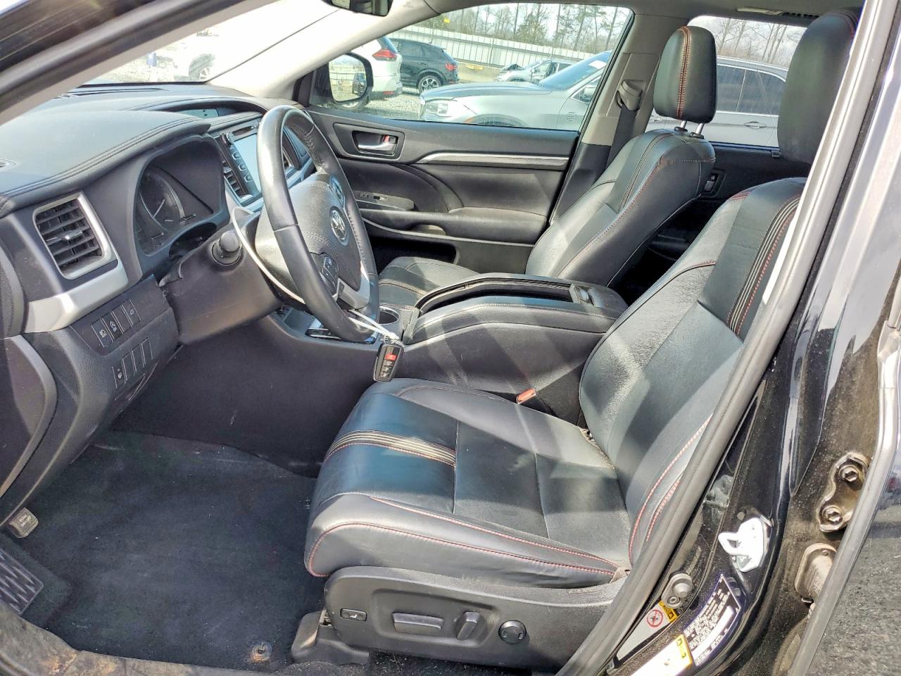 2019 TOYOTA HIGHLANDER SE photo 13
