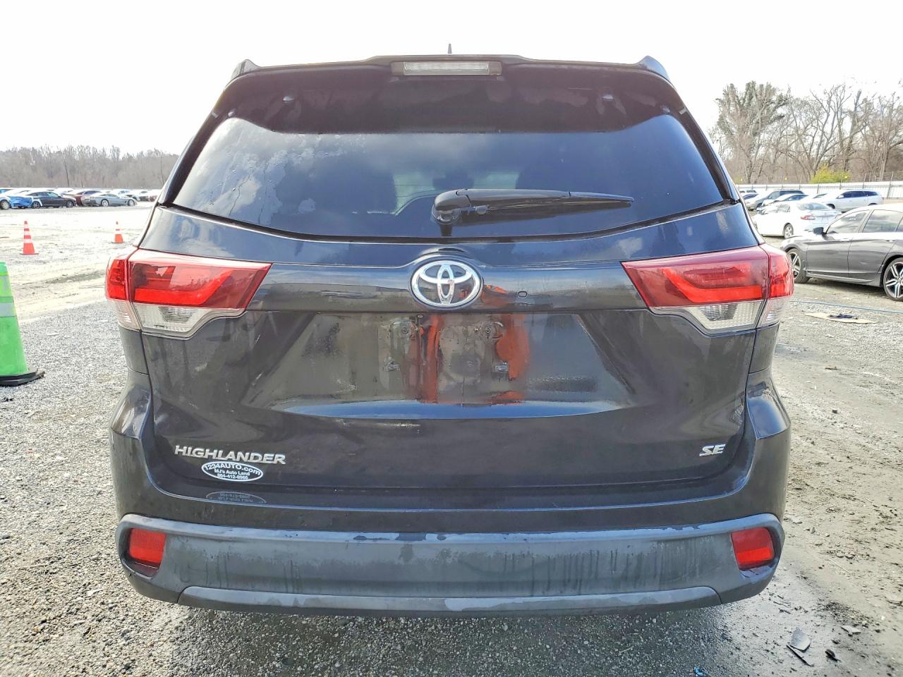 2019 TOYOTA HIGHLANDER SE photo 11
