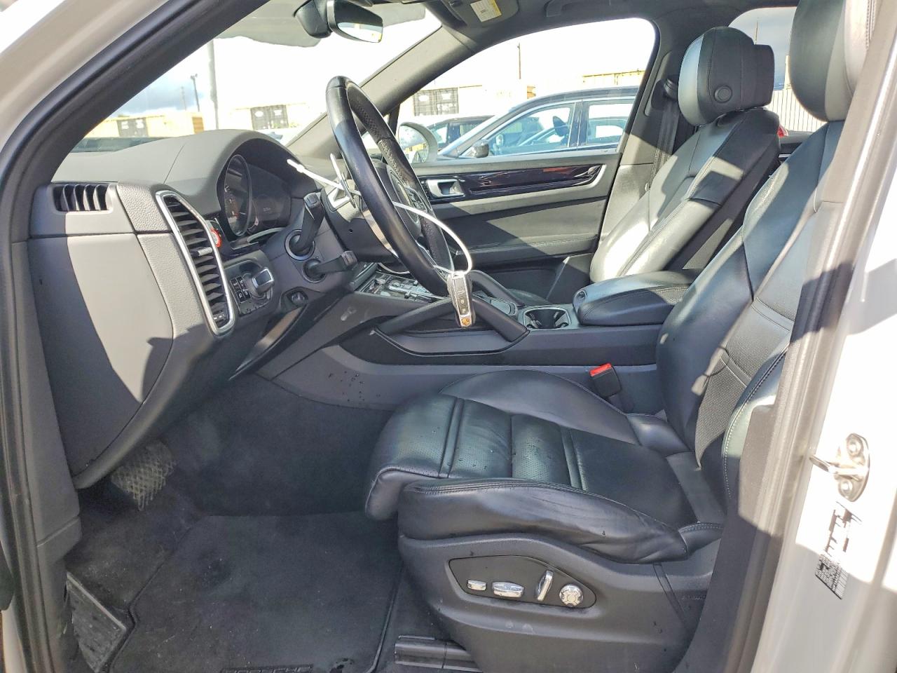 2021 PORSCHE CAYENNE photo 19