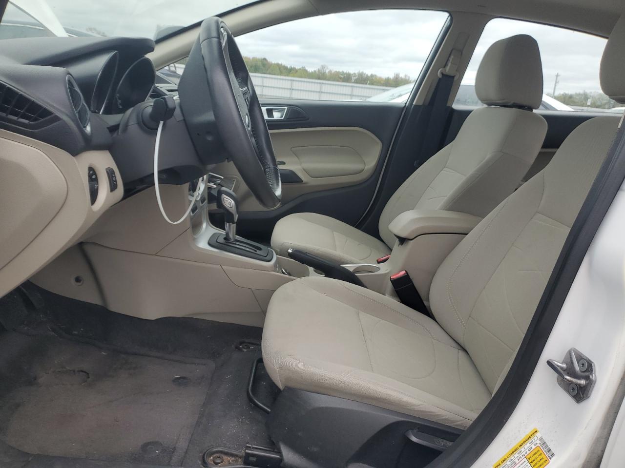 2015 FORD FIESTA SE photo 19