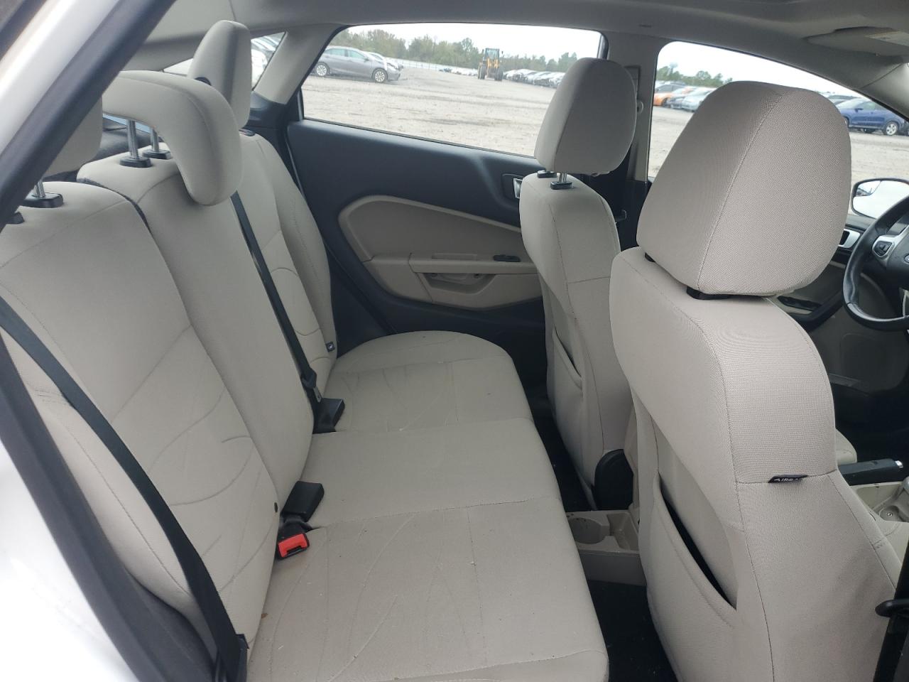 2015 FORD FIESTA SE photo 28