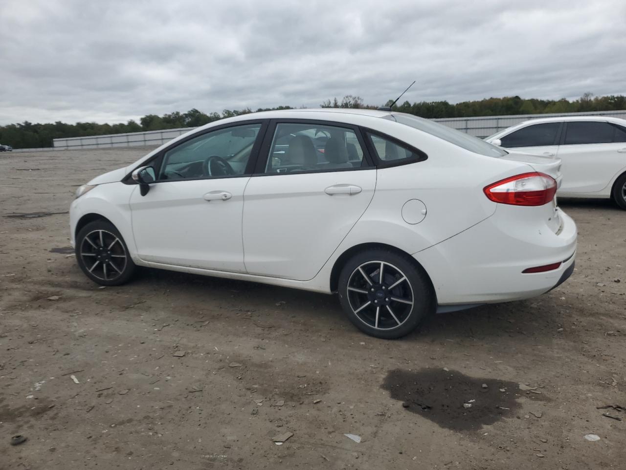 2015 FORD FIESTA SE photo 4