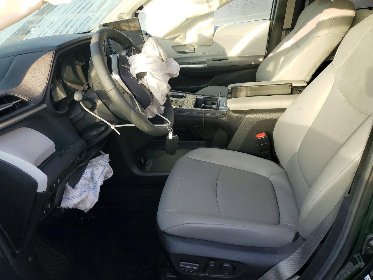 2025 TOYOTA SIENNA photo 7