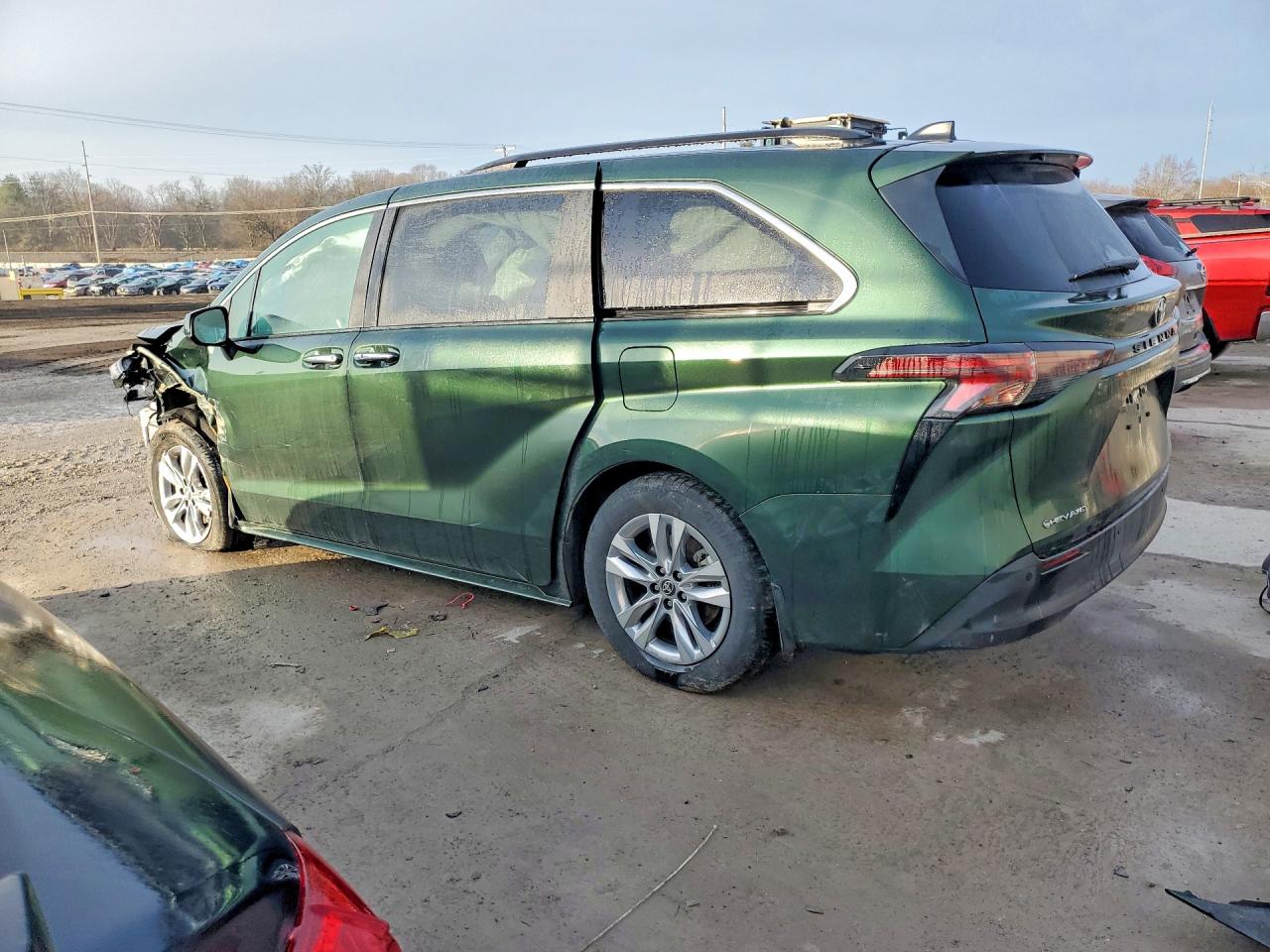 2025 TOYOTA SIENNA photo 2