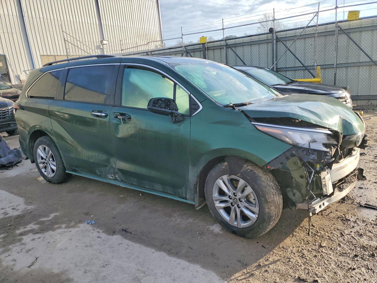 2025 TOYOTA SIENNA photo 4