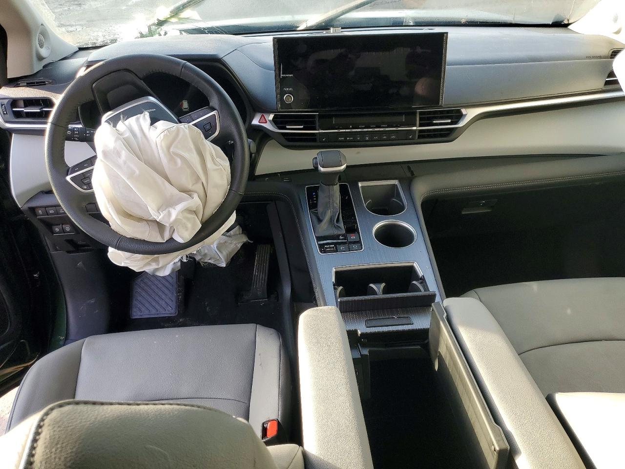 2025 TOYOTA SIENNA photo 8