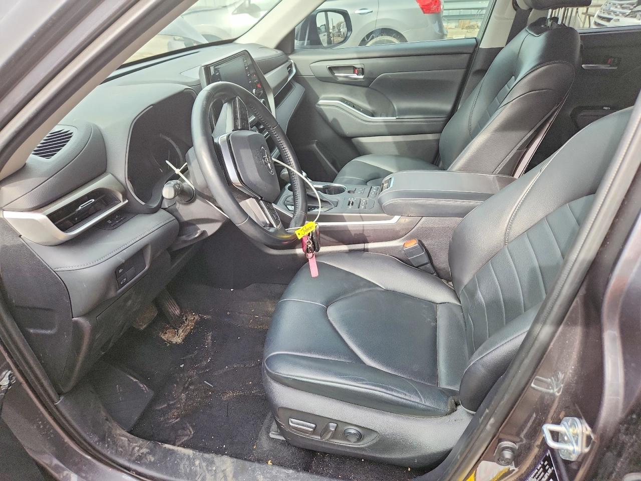 2021 TOYOTA HIGHLANDER XLE photo 19