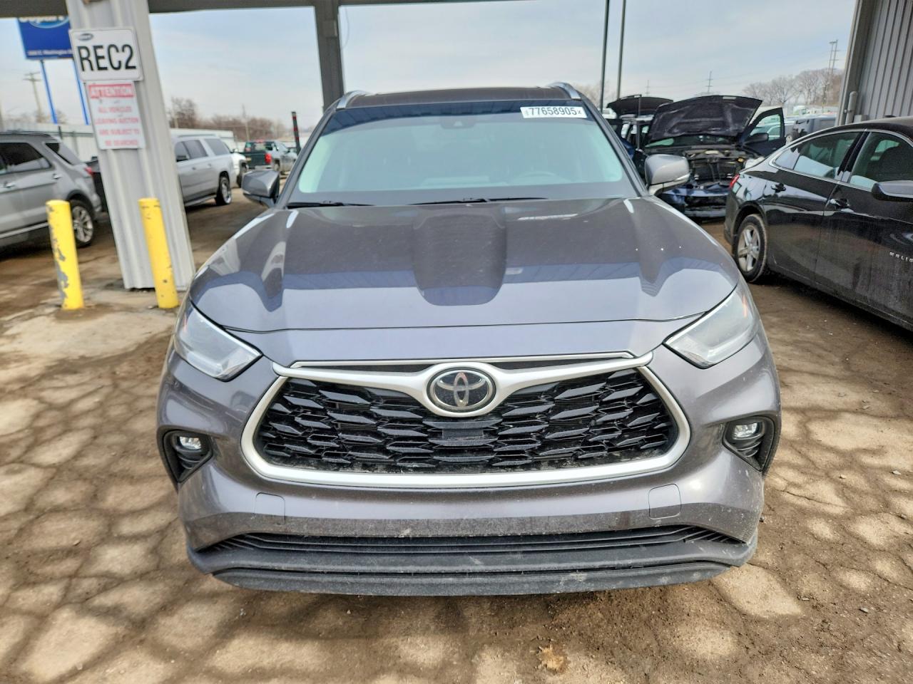 2021 TOYOTA HIGHLANDER XLE photo 13