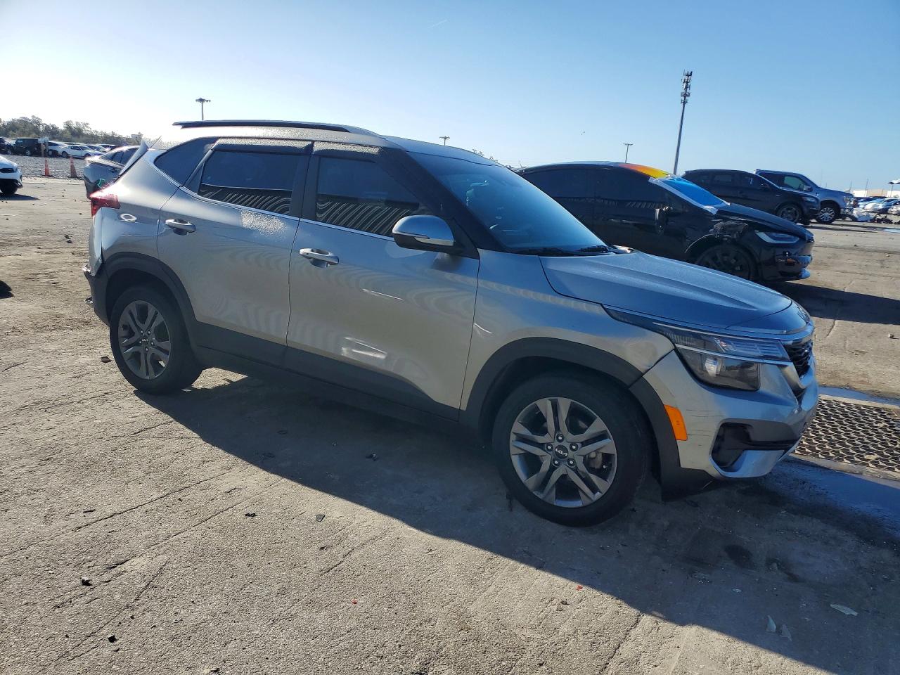 2023 KIA SELTOS S photo 4