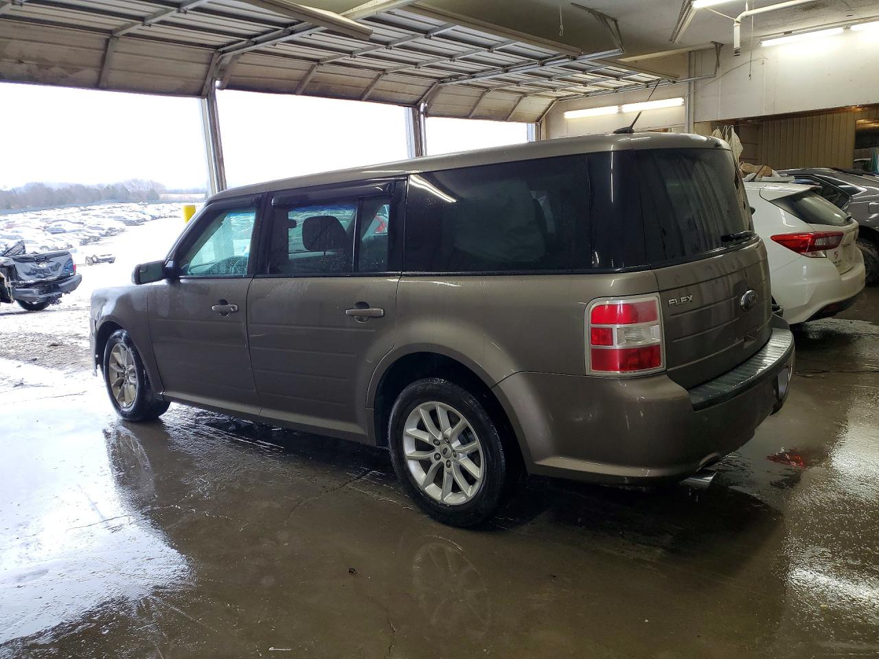 2014 FORD FLEX SE photo 2