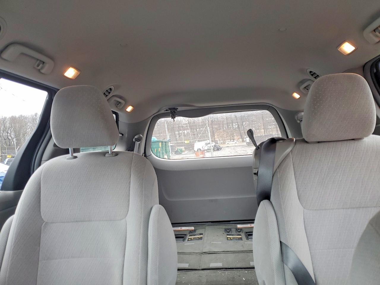 2015 TOYOTA SIENNA LE 8 PASSENGER photo 10