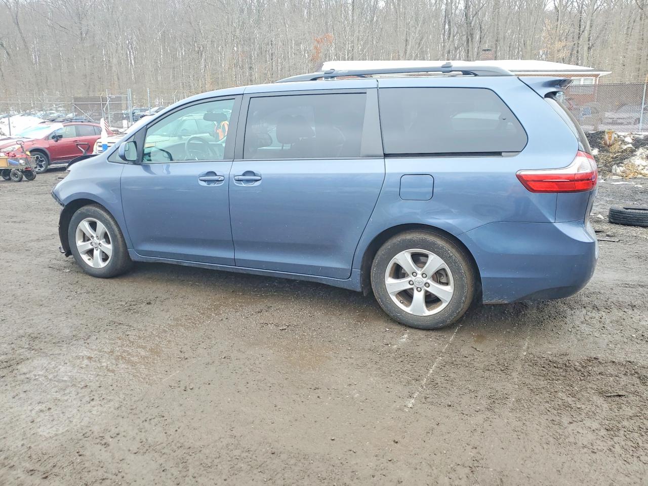 2015 TOYOTA SIENNA LE 8 PASSENGER photo 2