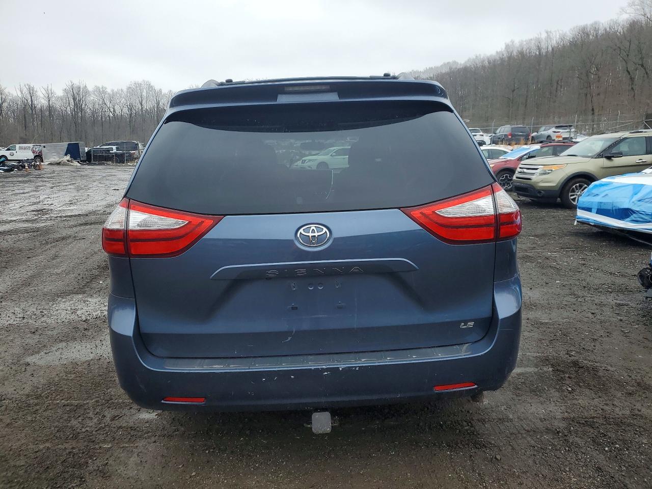 2015 TOYOTA SIENNA LE 8 PASSENGER photo 6