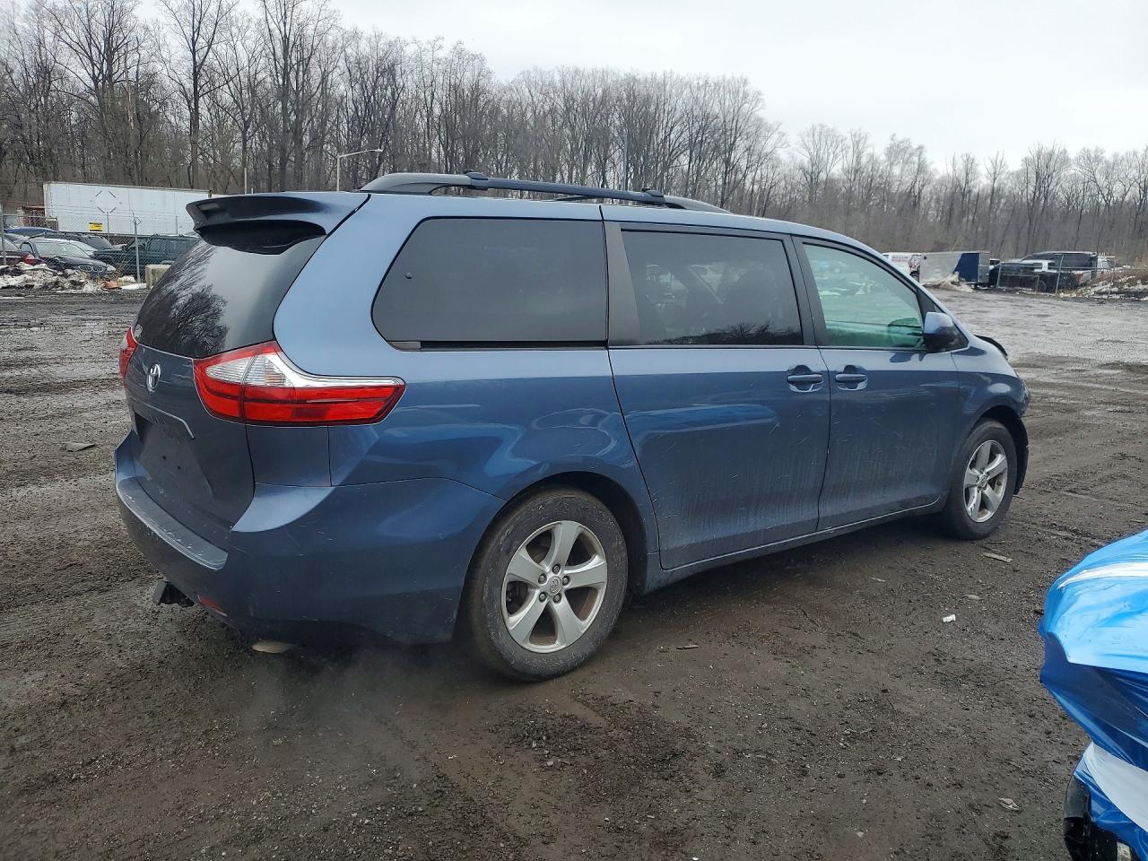 2015 TOYOTA SIENNA LE 8 PASSENGER photo 3
