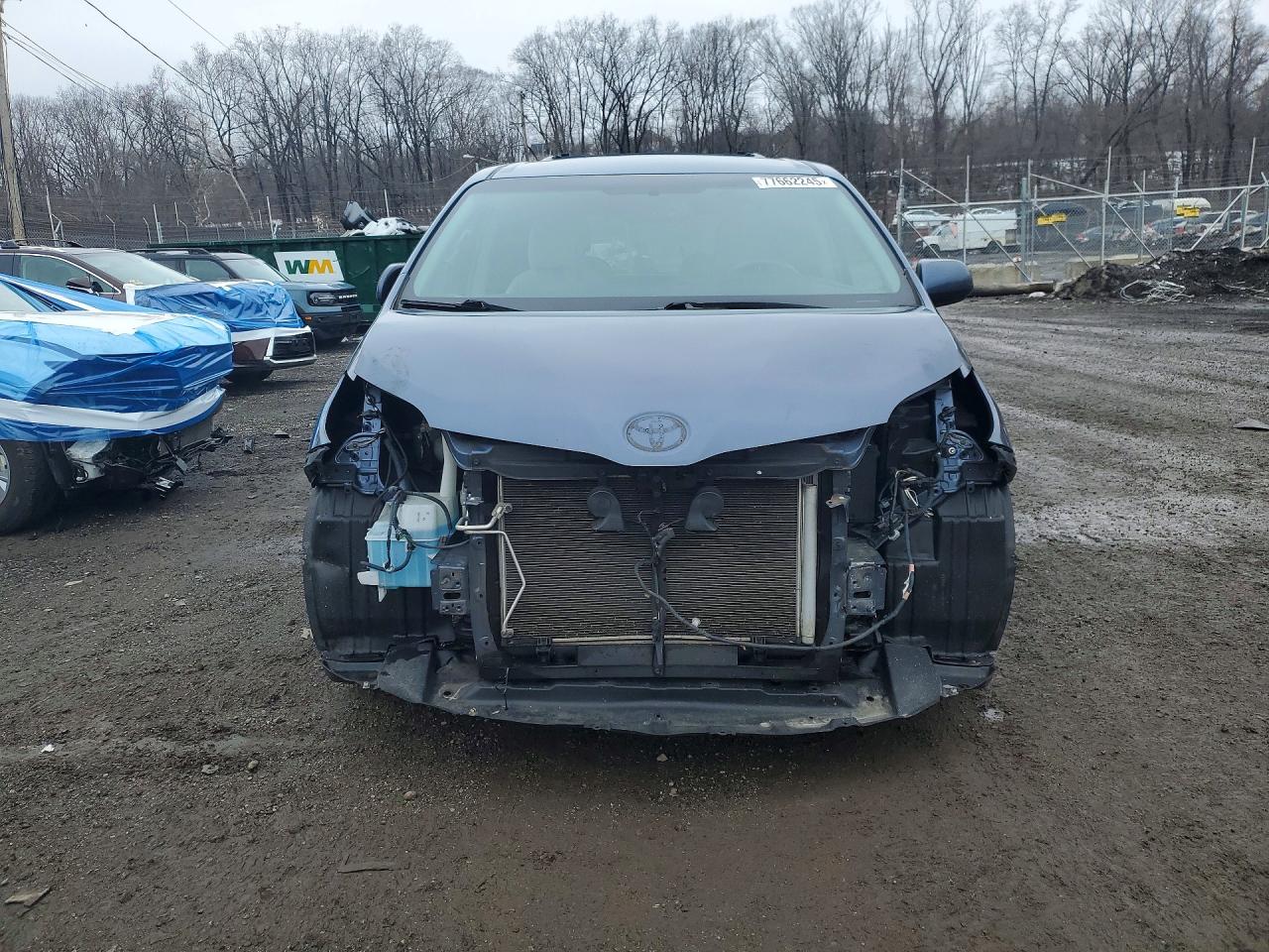 2015 TOYOTA SIENNA LE 8 PASSENGER photo 5