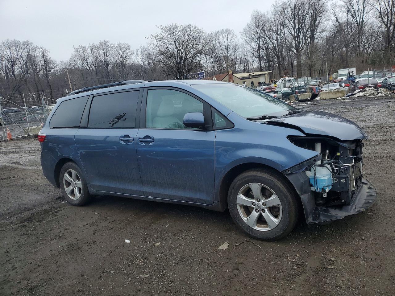 2015 TOYOTA SIENNA LE 8 PASSENGER photo 4