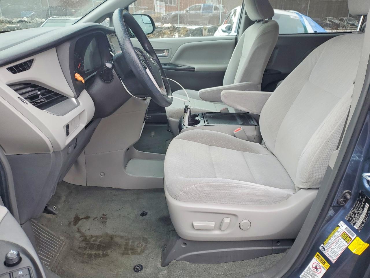 2015 TOYOTA SIENNA LE 8 PASSENGER photo 7