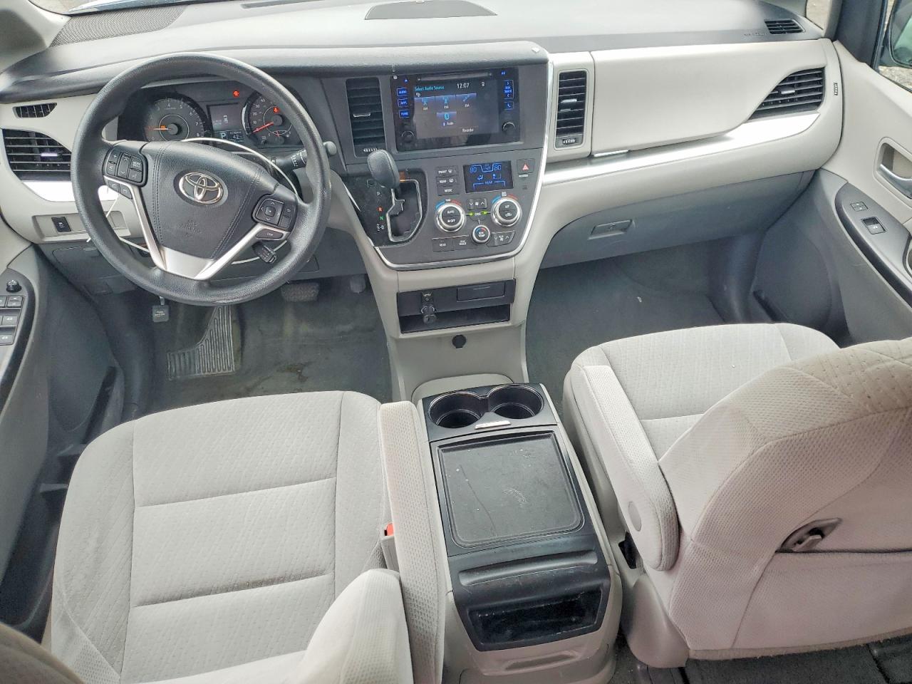 2015 TOYOTA SIENNA LE 8 PASSENGER photo 8