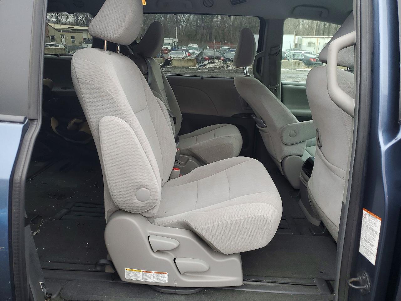 2015 TOYOTA SIENNA LE 8 PASSENGER photo 11