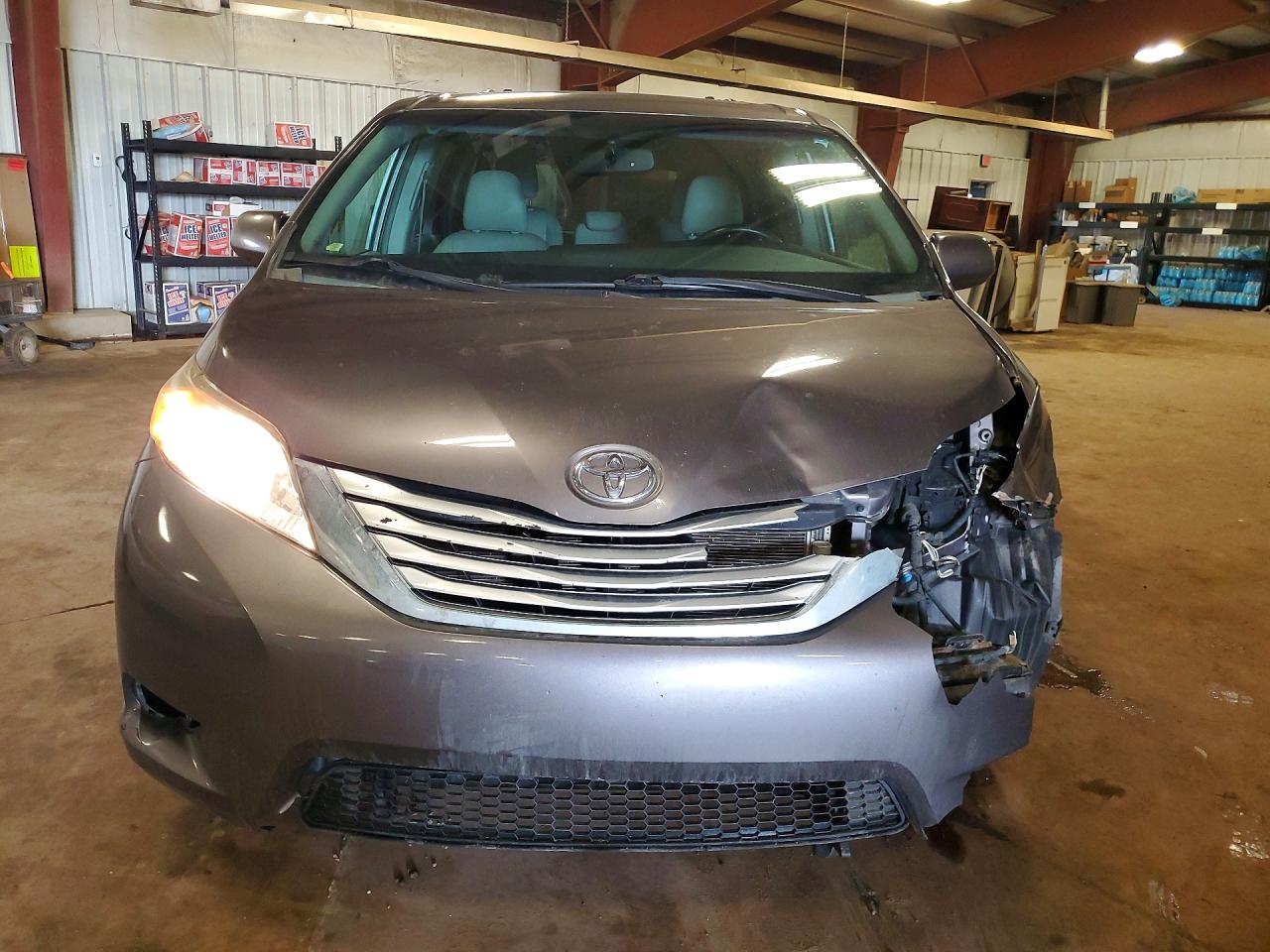 2015 TOYOTA SIENNA XLE photo 10
