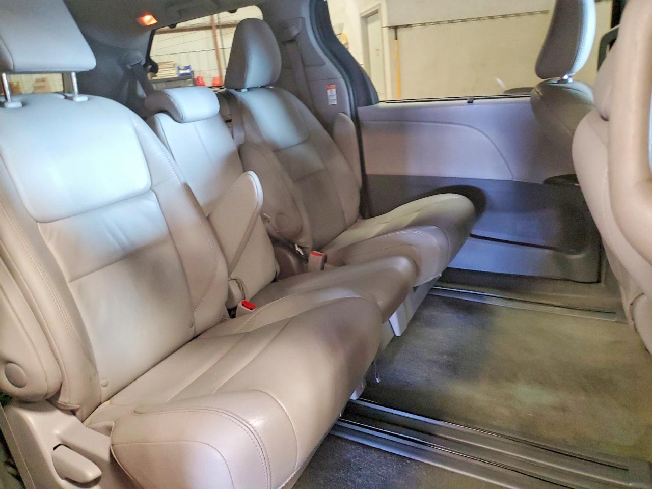 2015 TOYOTA SIENNA XLE photo 28