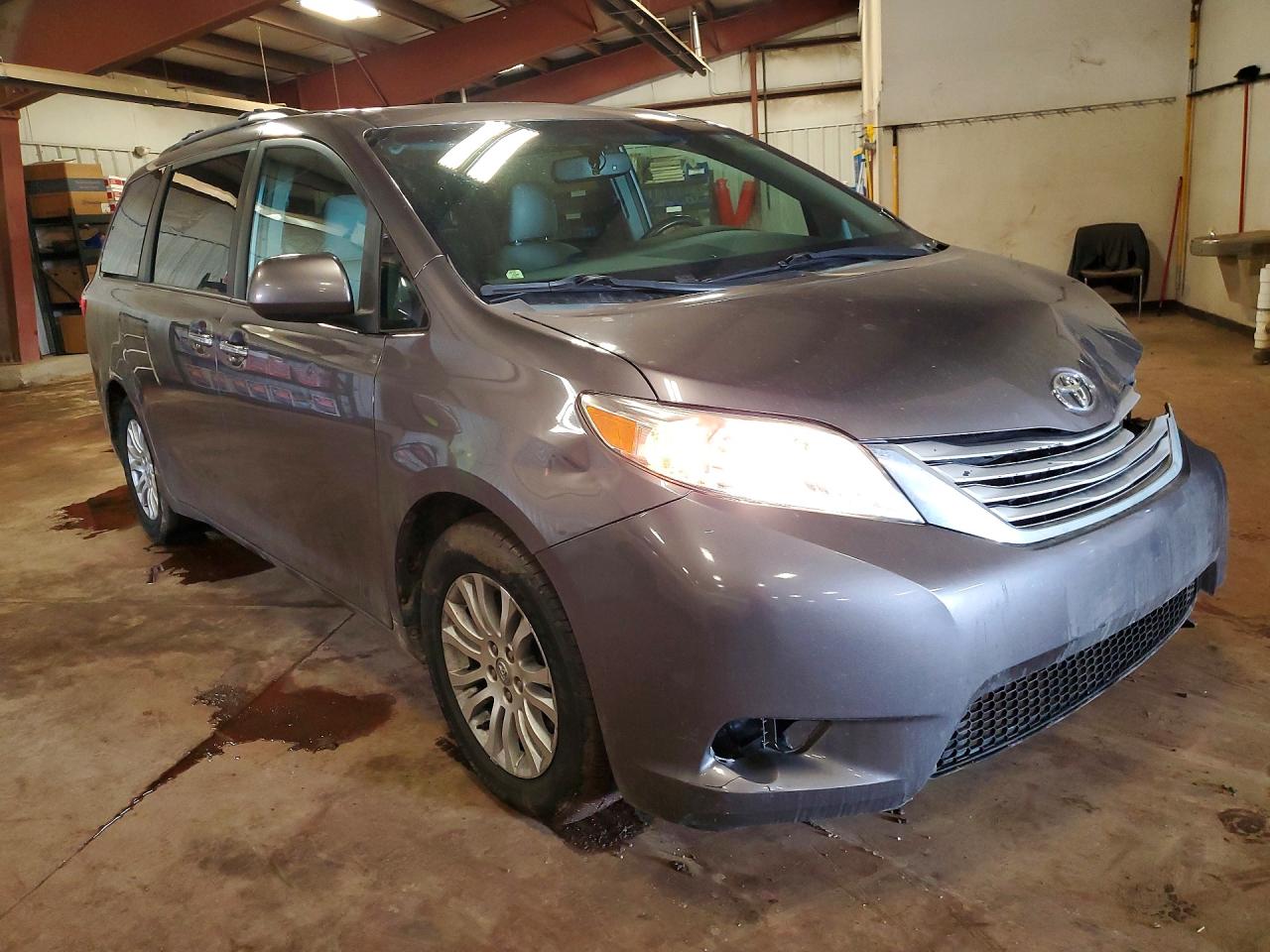 2015 TOYOTA SIENNA XLE photo 7