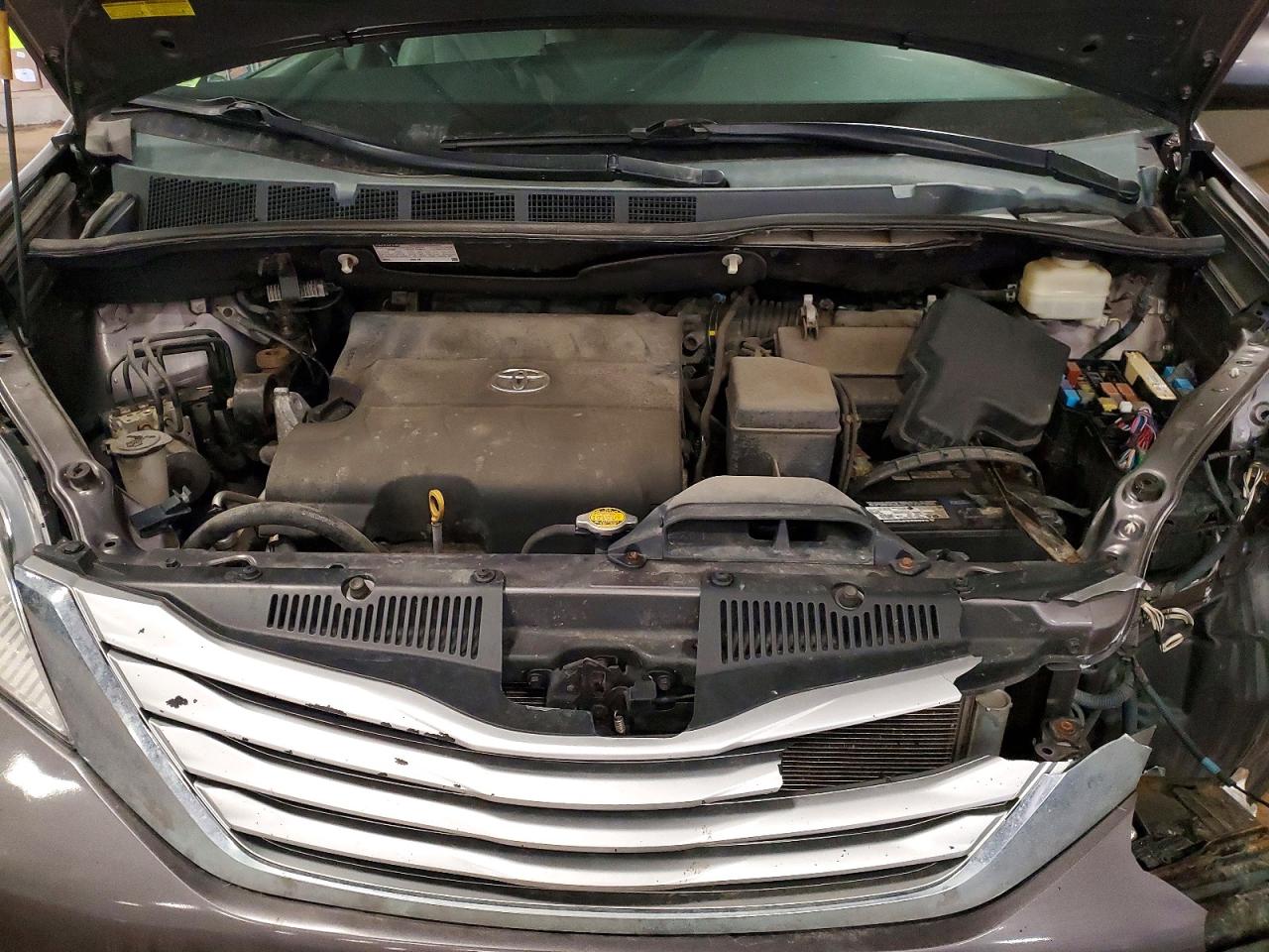 2015 TOYOTA SIENNA XLE photo 31