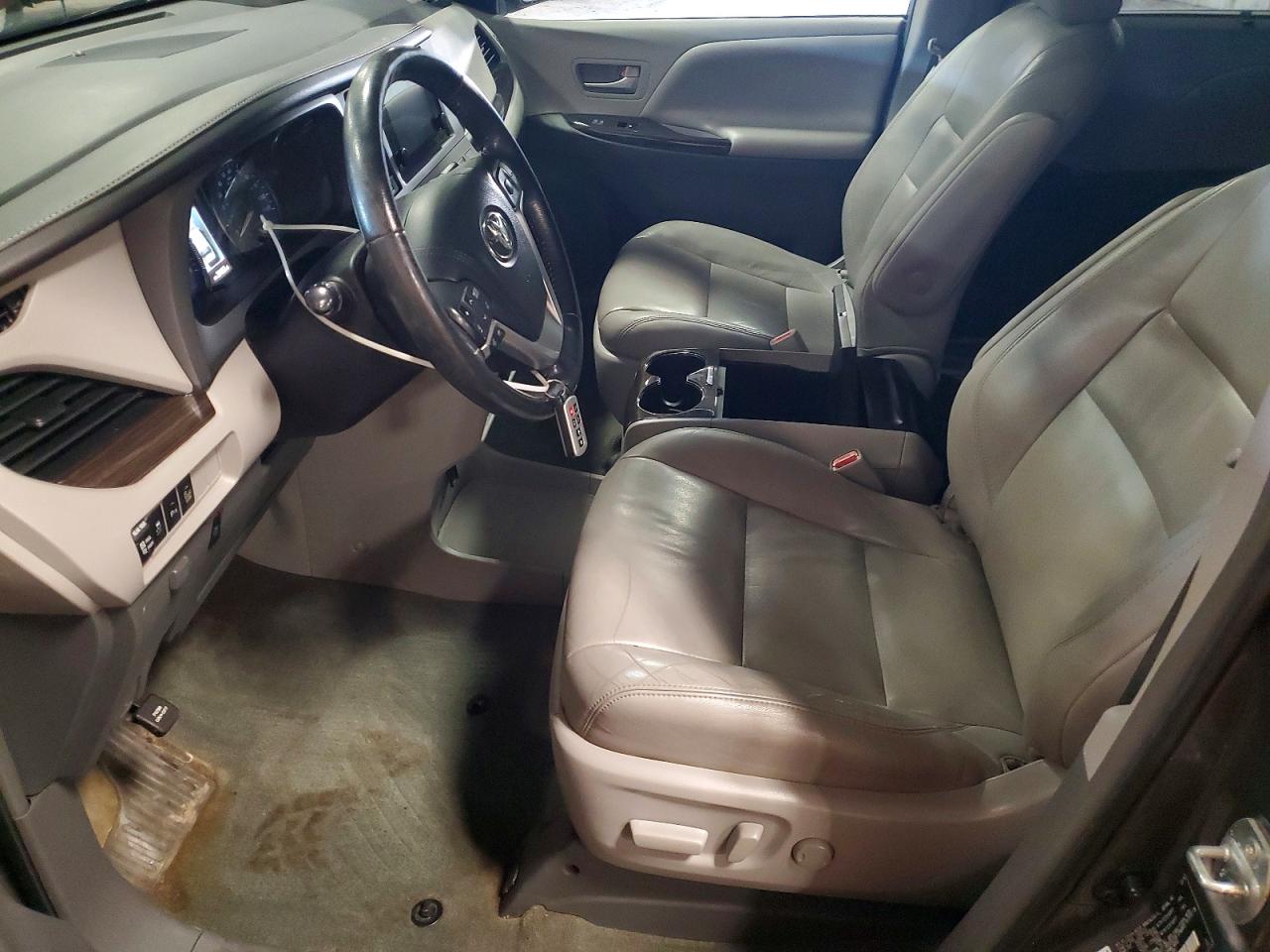 2015 TOYOTA SIENNA XLE photo 16