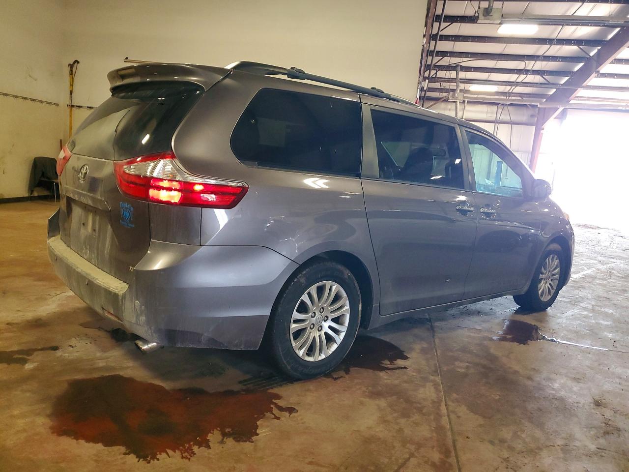 2015 TOYOTA SIENNA XLE photo 4