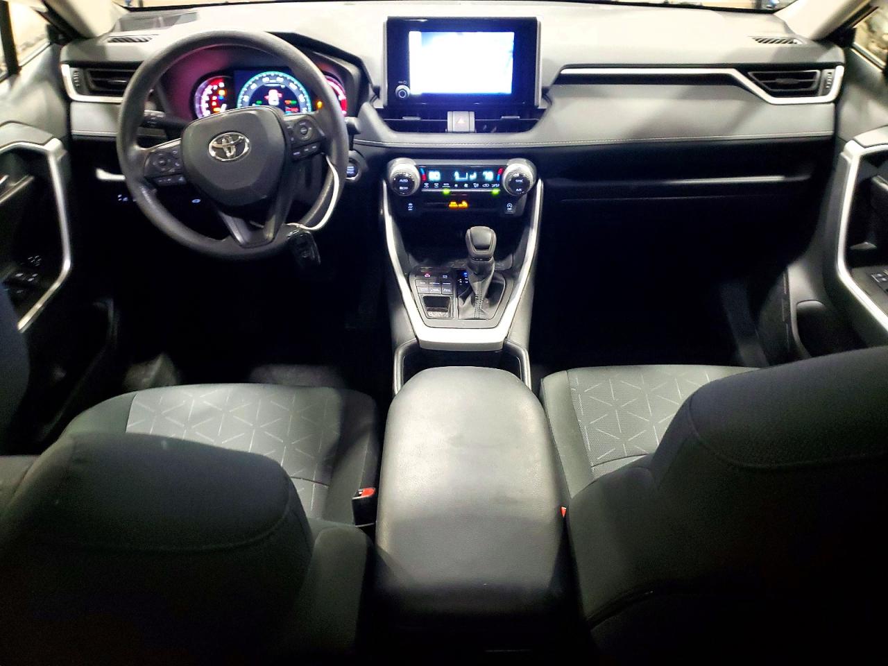 2024 TOYOTA RAV4 XLE photo 8