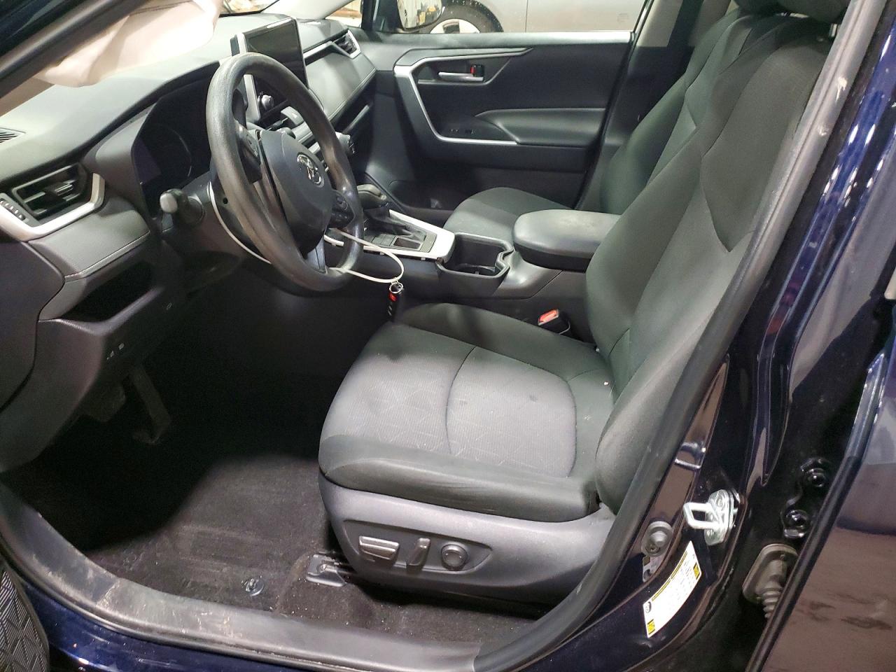 2024 TOYOTA RAV4 XLE photo 7