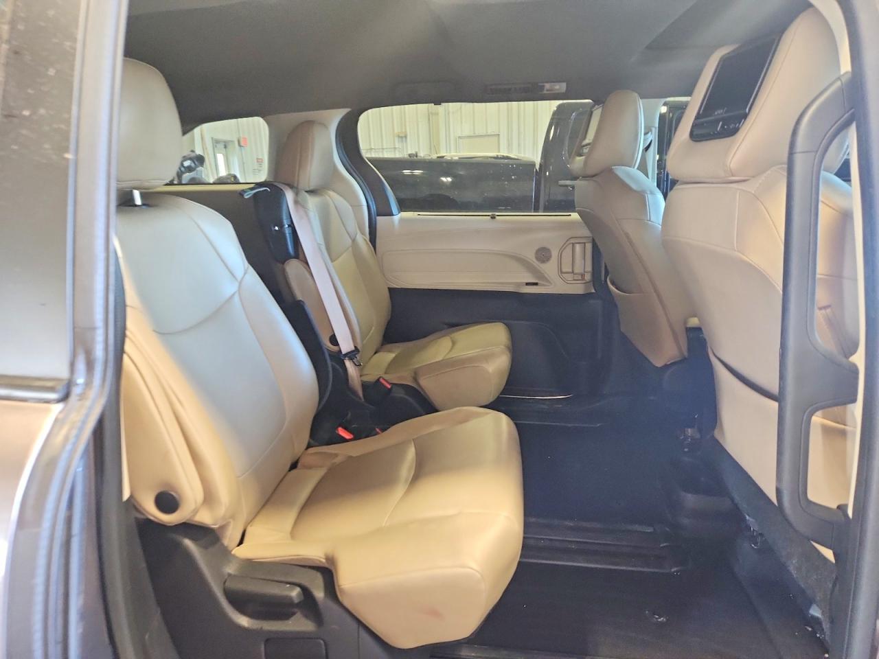 2022 TOYOTA SIENNA XLE photo 28