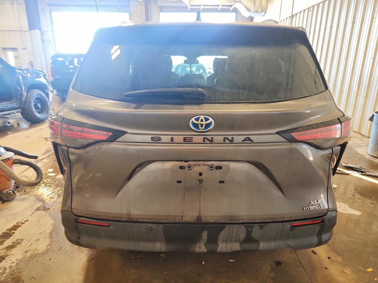 2022 TOYOTA SIENNA XLE photo 16