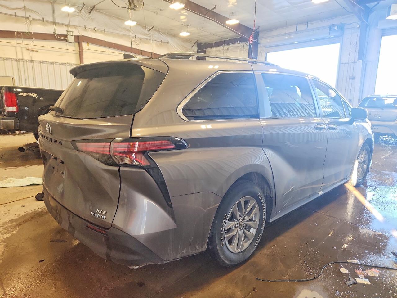 2022 TOYOTA SIENNA XLE photo 7