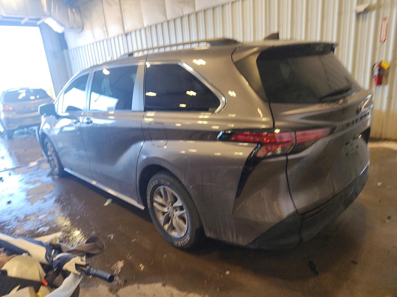 2022 TOYOTA SIENNA XLE photo 4