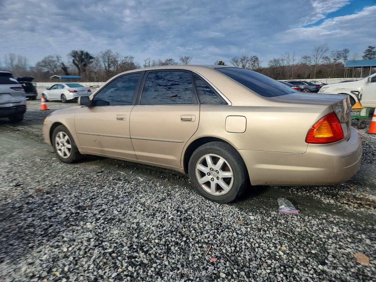 2002 TOYOTA AVALON XL photo 3