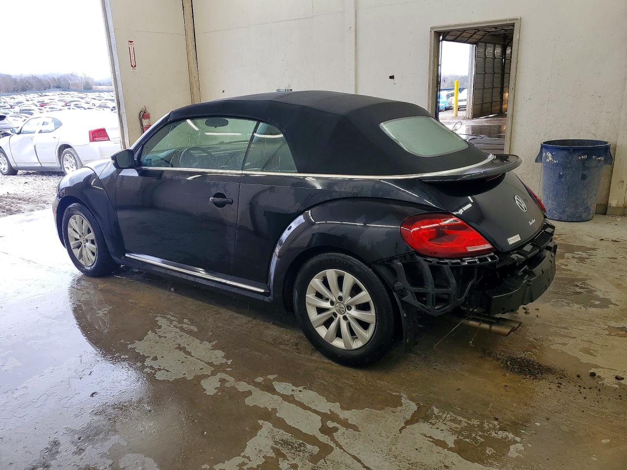 2018 VOLKSWAGEN BEETLE S photo 4
