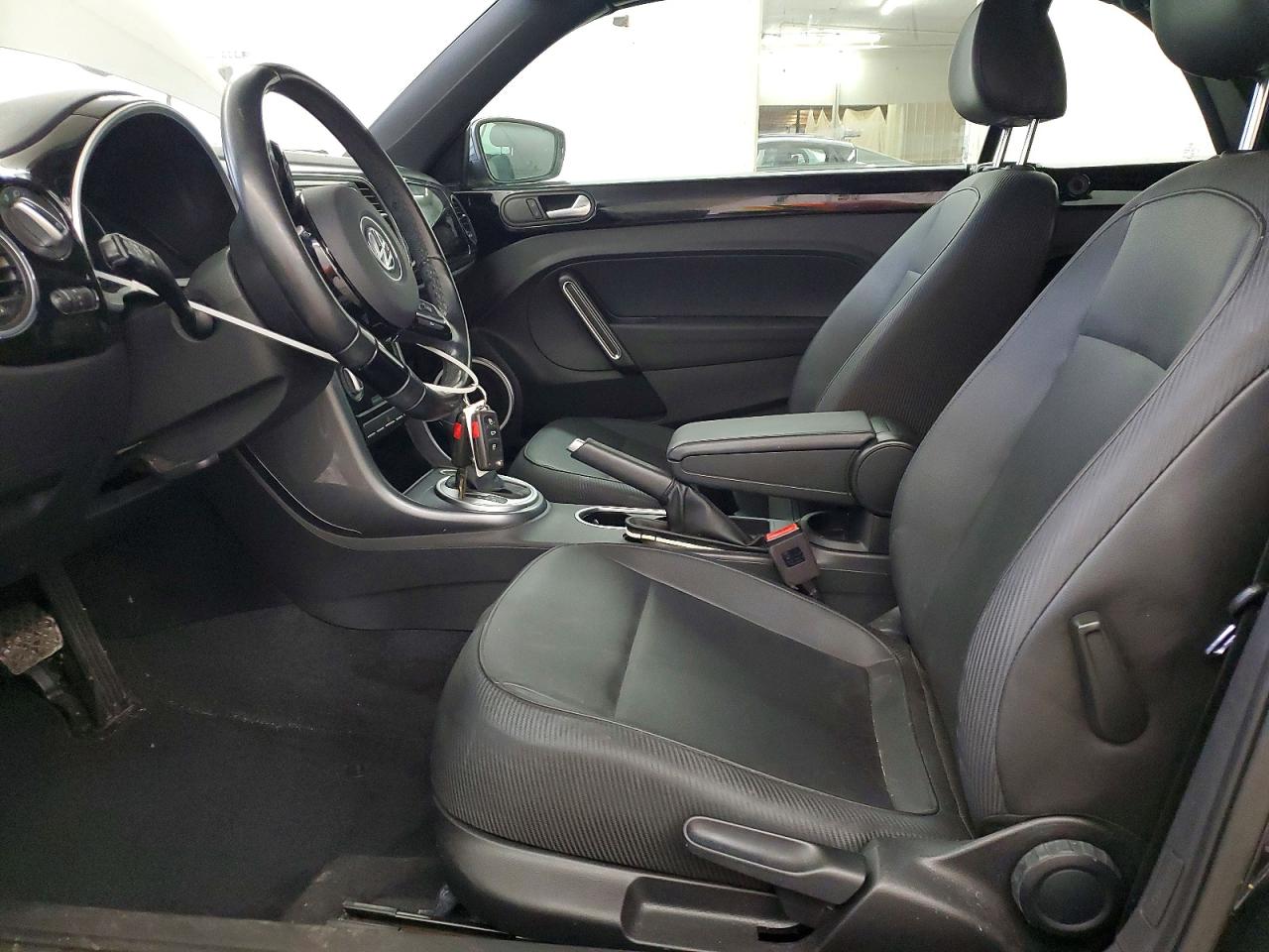 2018 VOLKSWAGEN BEETLE S photo 19