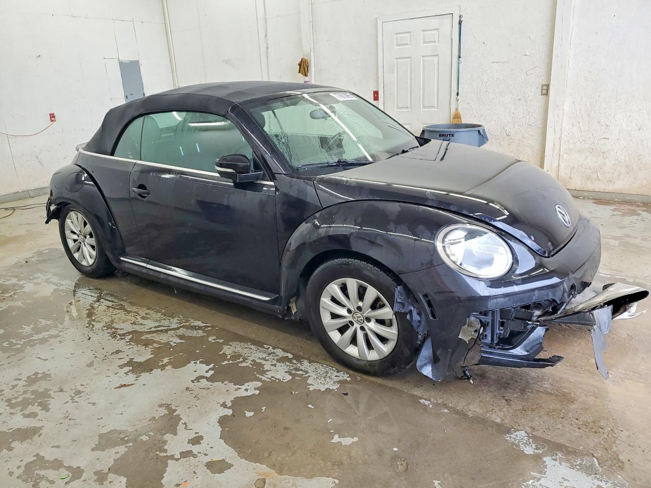 2018 VOLKSWAGEN BEETLE S photo 10