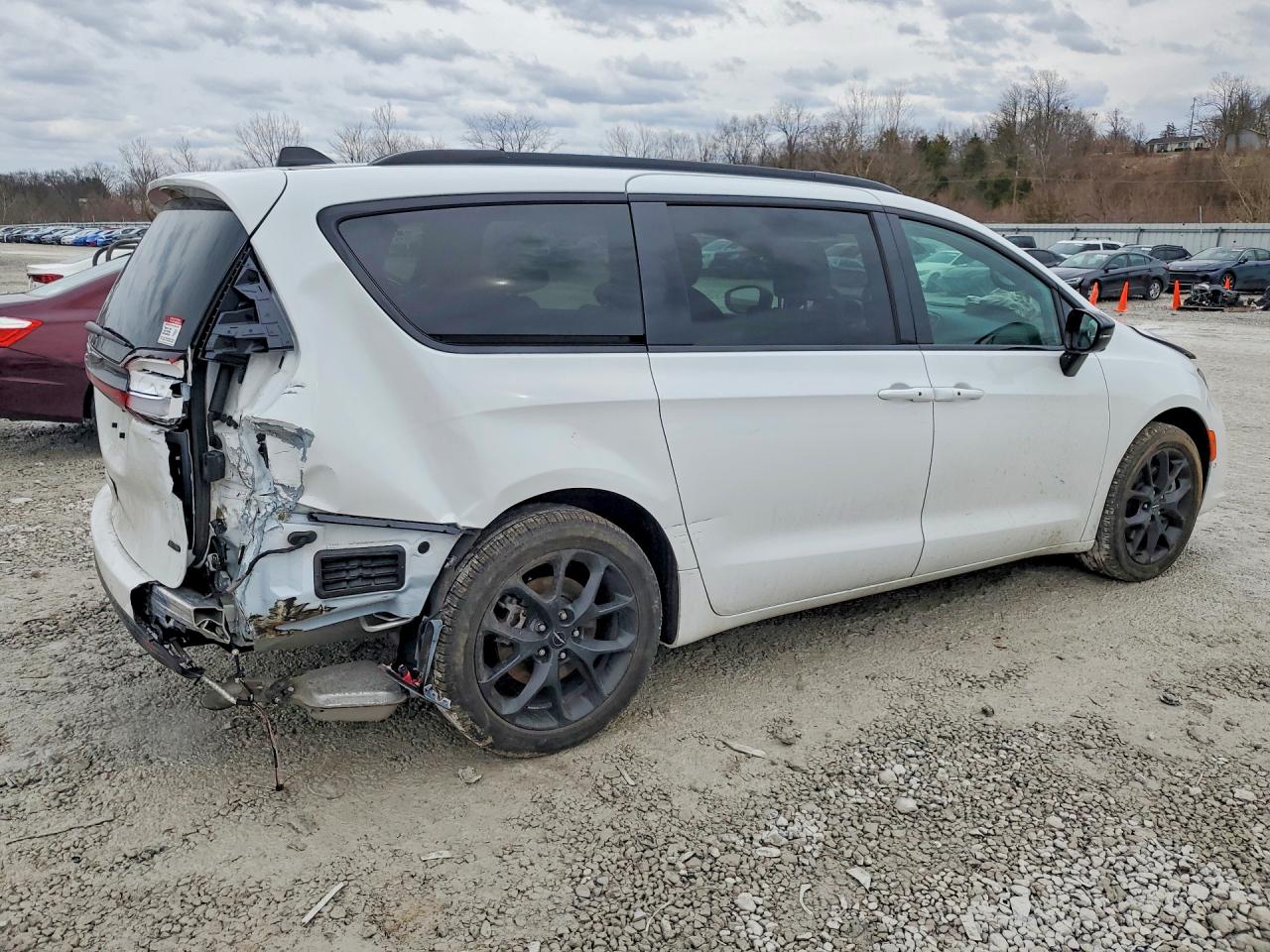 2024 CHRYSLER PACIFICA TOURING L photo 3