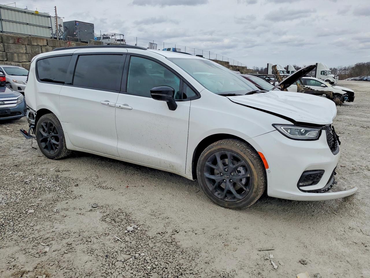 2024 CHRYSLER PACIFICA TOURING L photo 4