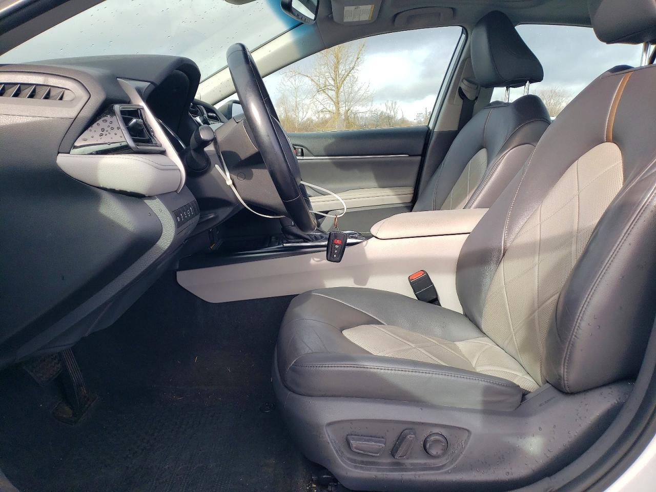 2019 TOYOTA CAMRY HYBRID photo 13
