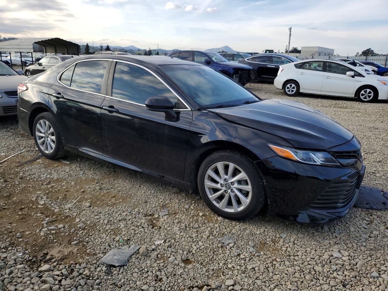 2019 TOYOTA CAMRY LE photo 4