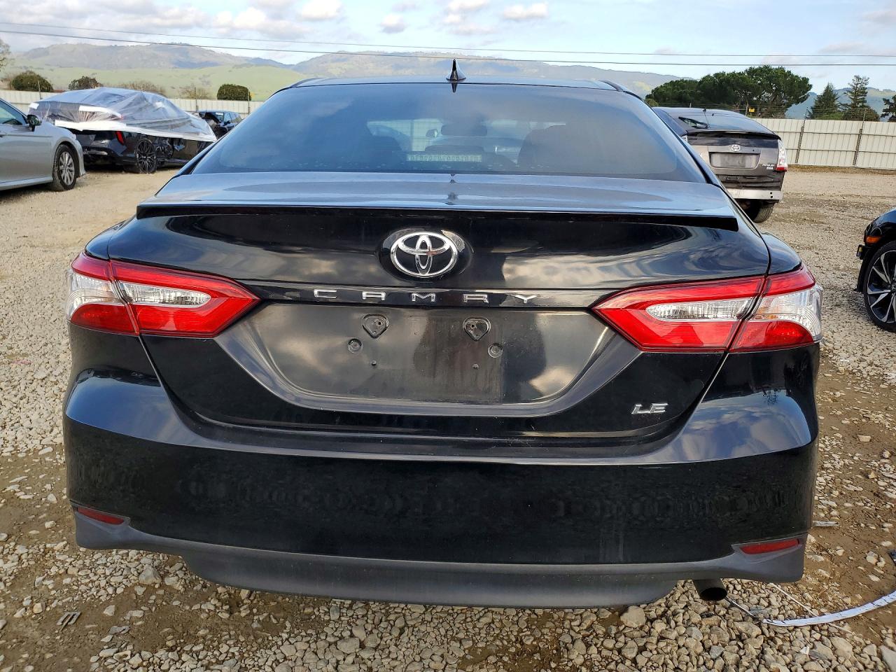 2019 TOYOTA CAMRY LE photo 6