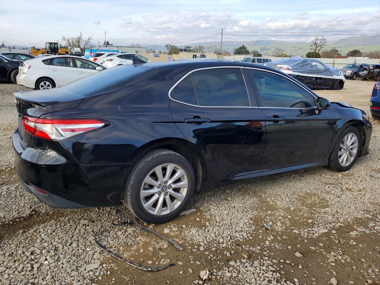 2019 TOYOTA CAMRY LE photo 3