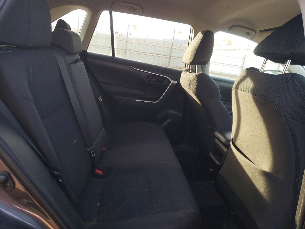 2021 TOYOTA RAV4 LE photo 10