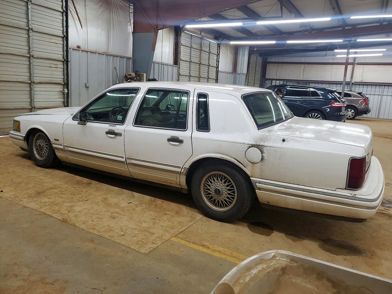 1994 LINCOLN TOWN CAR SIGNATURE photo 3