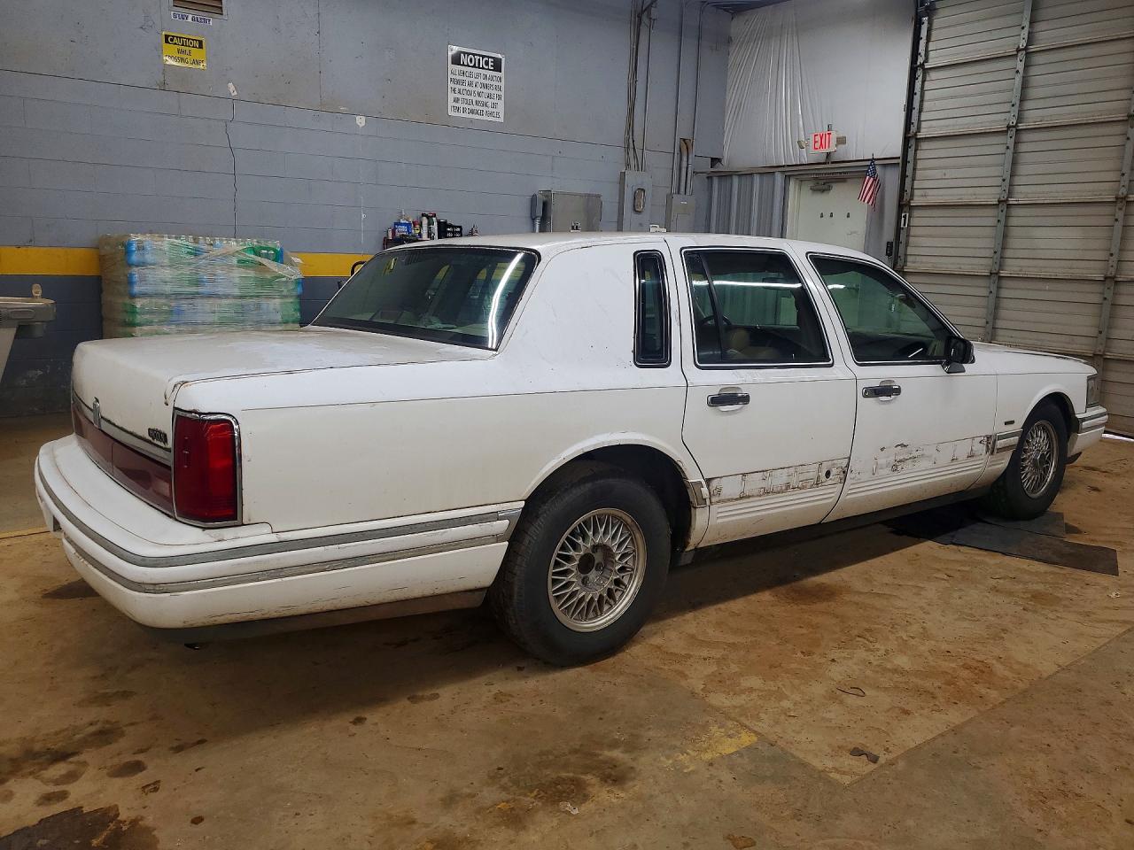 1994 LINCOLN TOWN CAR SIGNATURE photo 5