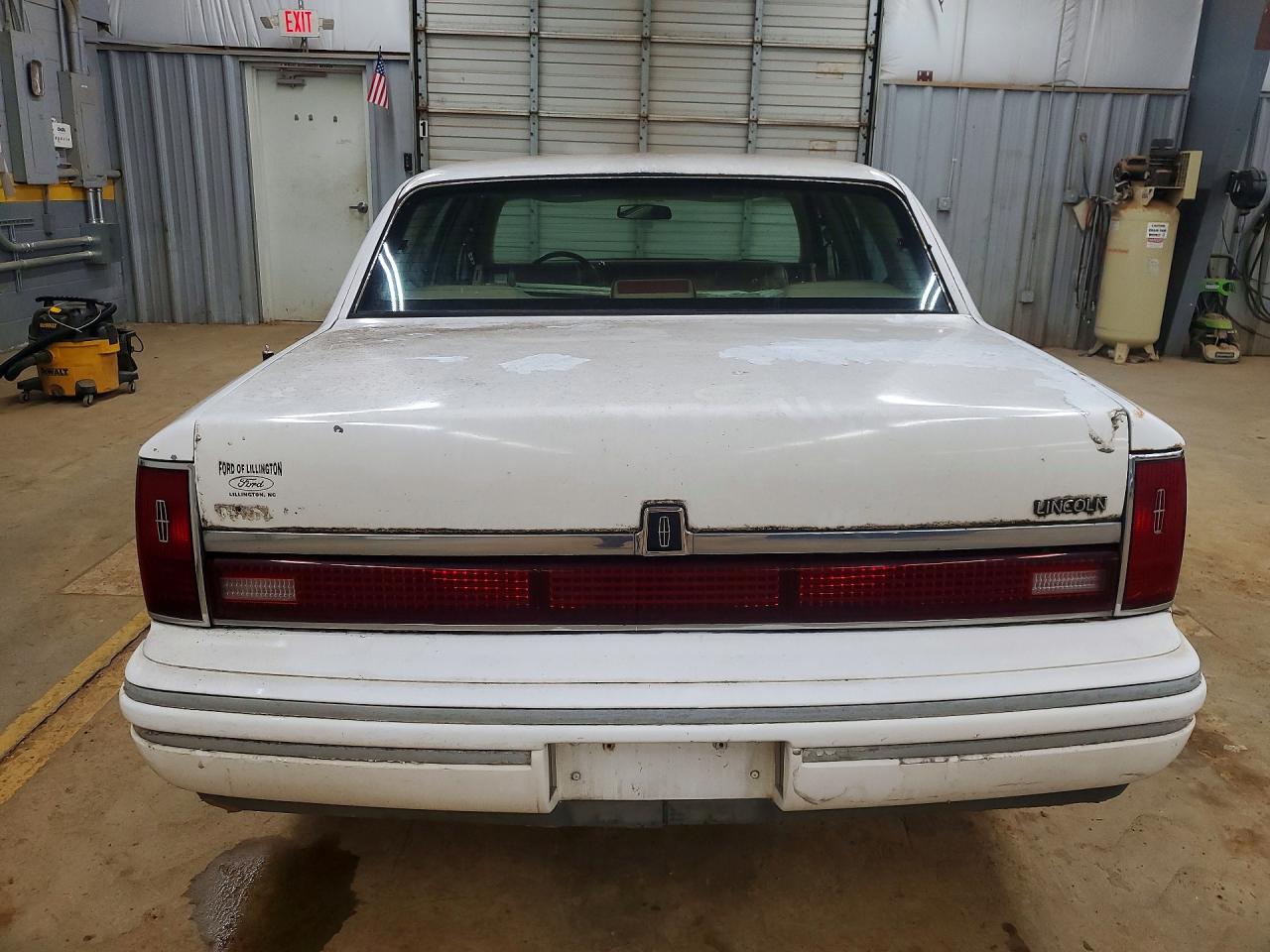 1994 LINCOLN TOWN CAR SIGNATURE photo 11