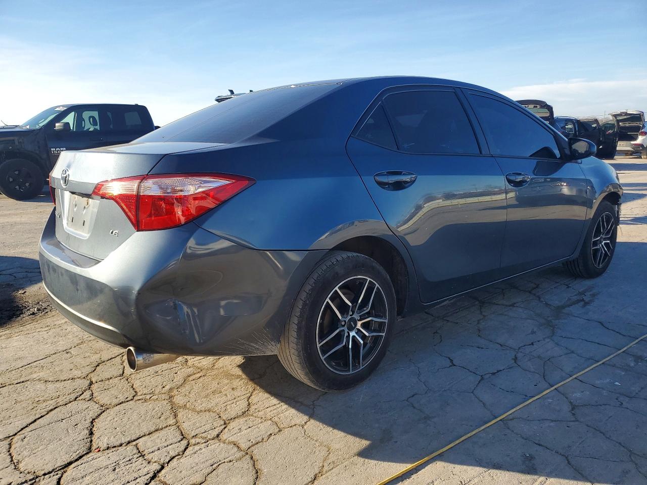 2018 TOYOTA COROLLA L photo 5